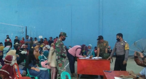 Bhabinkamtibmas Desa Sukasirnaras Kawal Penyaluran Bansos Untuk Warga Non DTKS 